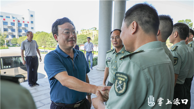 罗绍昀 “八一” 前夕慰问驻县部队官兵