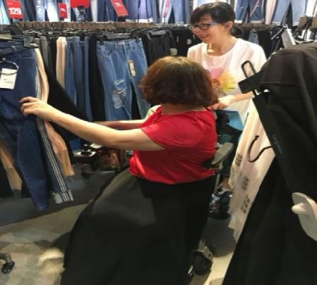 芦淞区残联与以纯联合开展“爱心衣物捐赠”公益助残活动