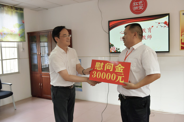 区领导教师节走访慰问学校教师