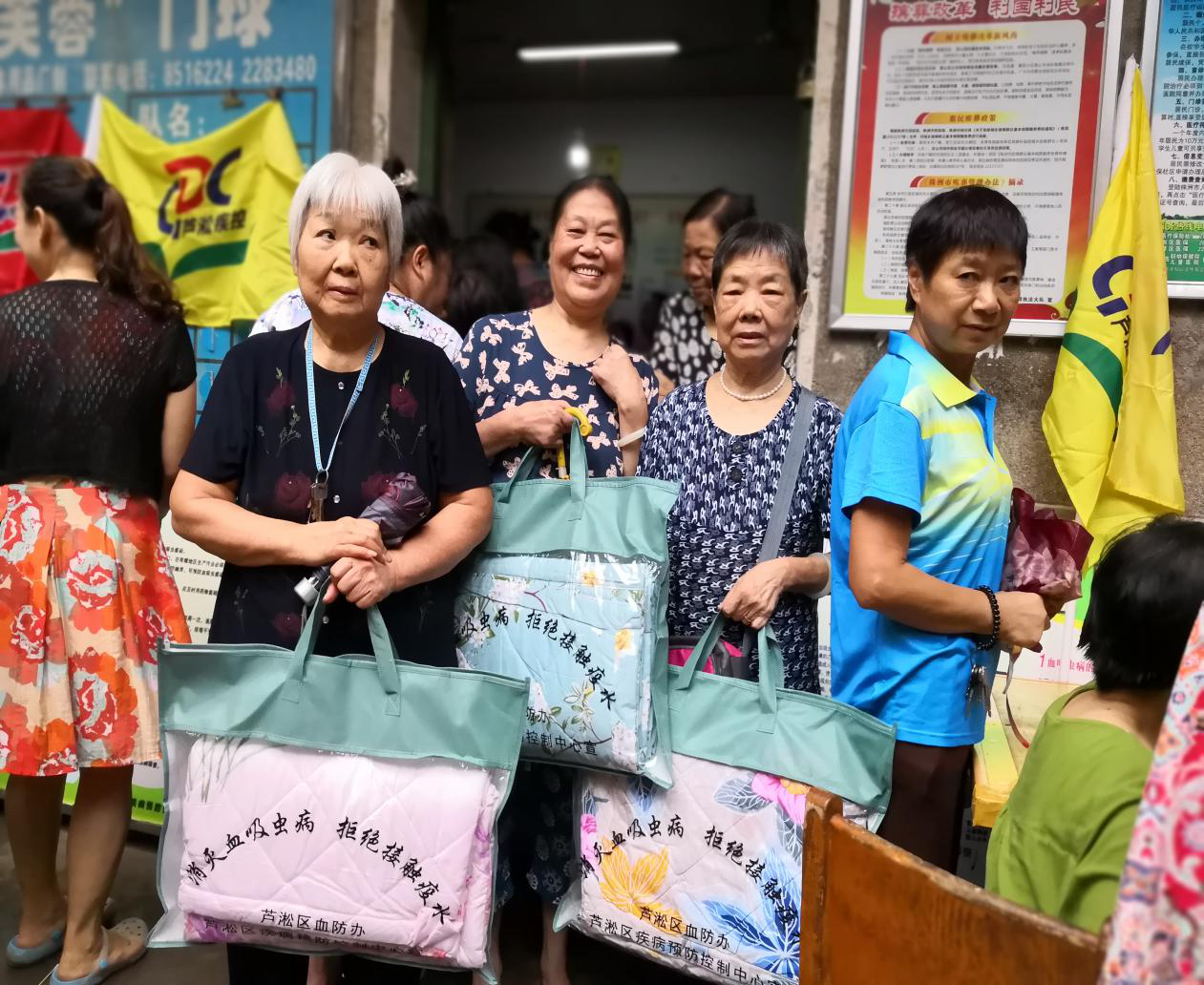 芦淞区疾控中心联合贺家土社区卫生服务中心开展血吸虫病免费查病暨专家义诊活动