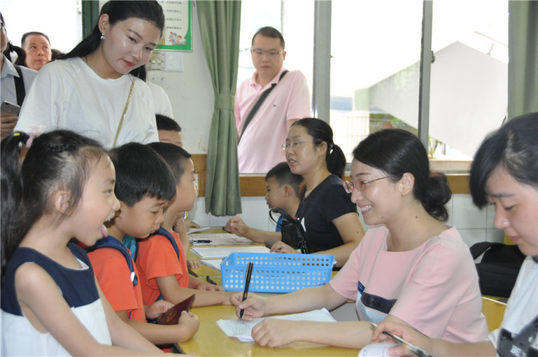 让我许你一个童年——银海学校开学教师致语