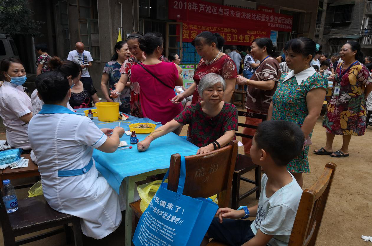 芦淞区疾控中心联合贺家土社区卫生服务中心开展血吸虫病免费查病暨专家义诊活动