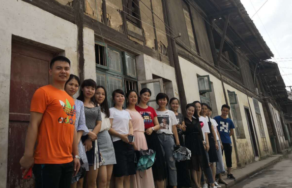 知校史乡情，兴爱校之心