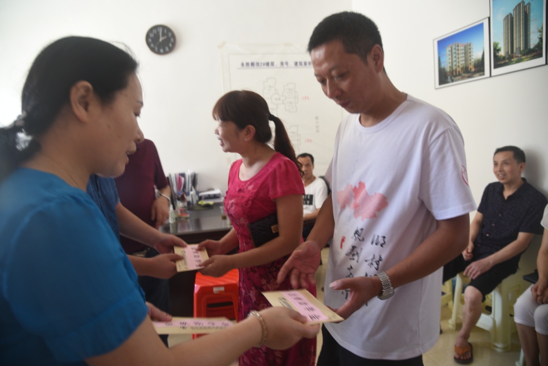 双节送温暖  生活越美好 --市财政局连续19年帮扶慰问永胜瓷厂