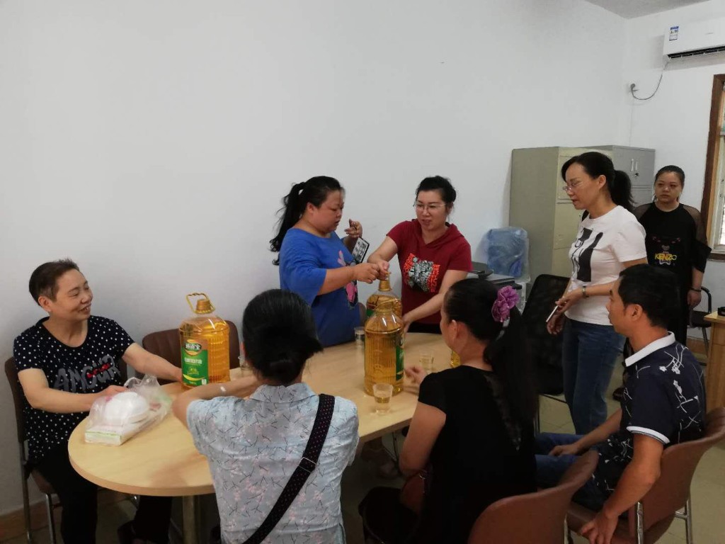 区总工会到贺家土街道看望慰问社区困难户