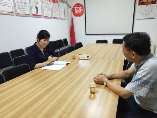 区党代表、株洲百货股份有限公司党委副书记龙红艳同志一行到何家坳社区驻室接待社区居民