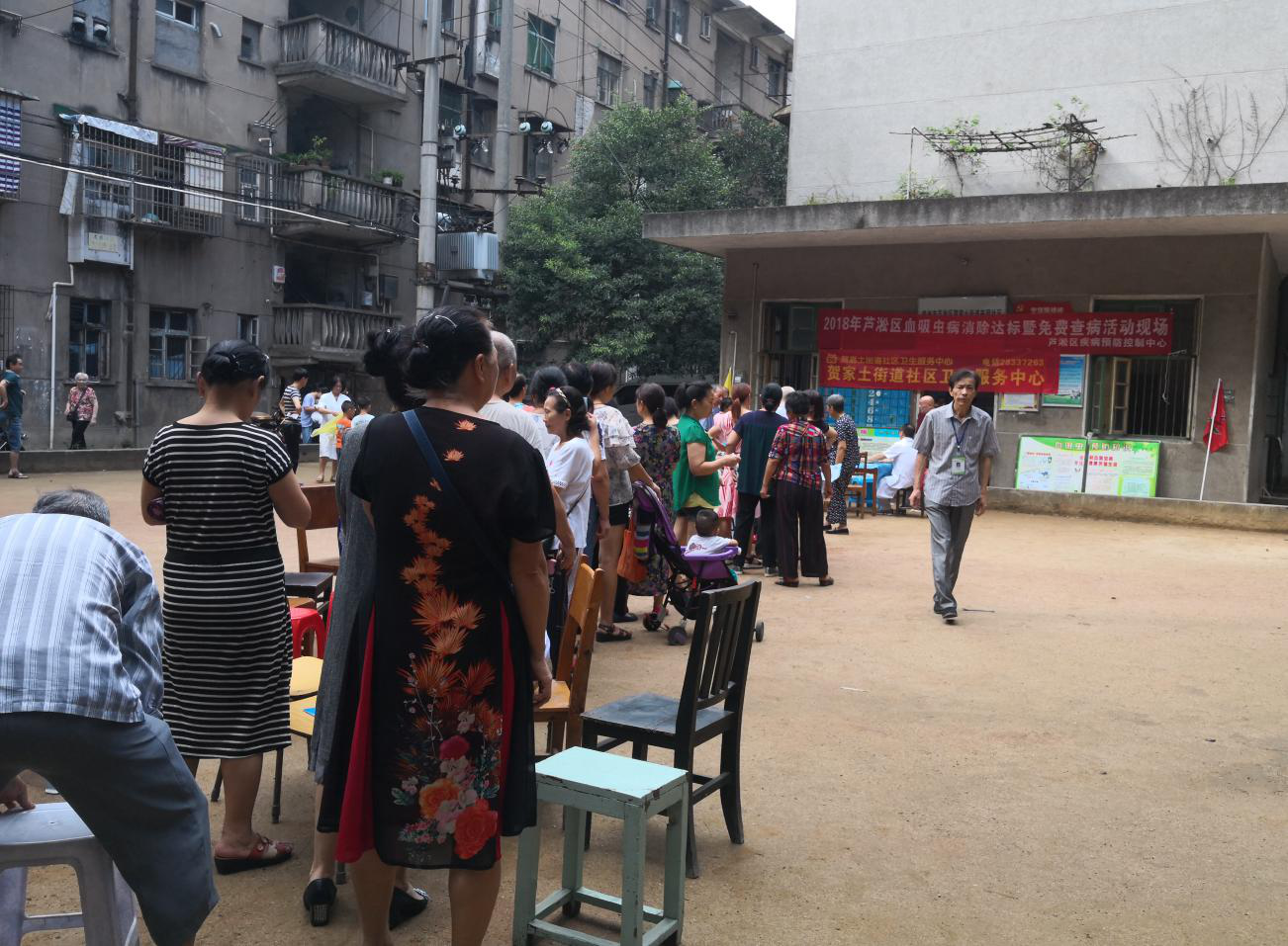 芦淞区疾控中心联合贺家土社区卫生服务中心开展血吸虫病免费查病暨专家义诊活动