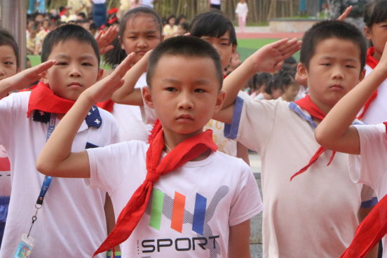 做自信豪迈的中国少年