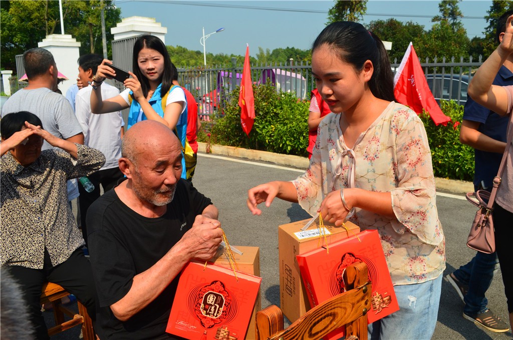 中秋敬老，月饼飘香 ——我区举办千盒月饼献爱心活动