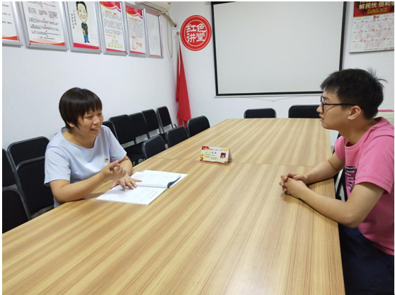 区党代表、株洲百货股份有限公司党委副书记龙红艳同志一行到何家坳社区驻室接待社区居民