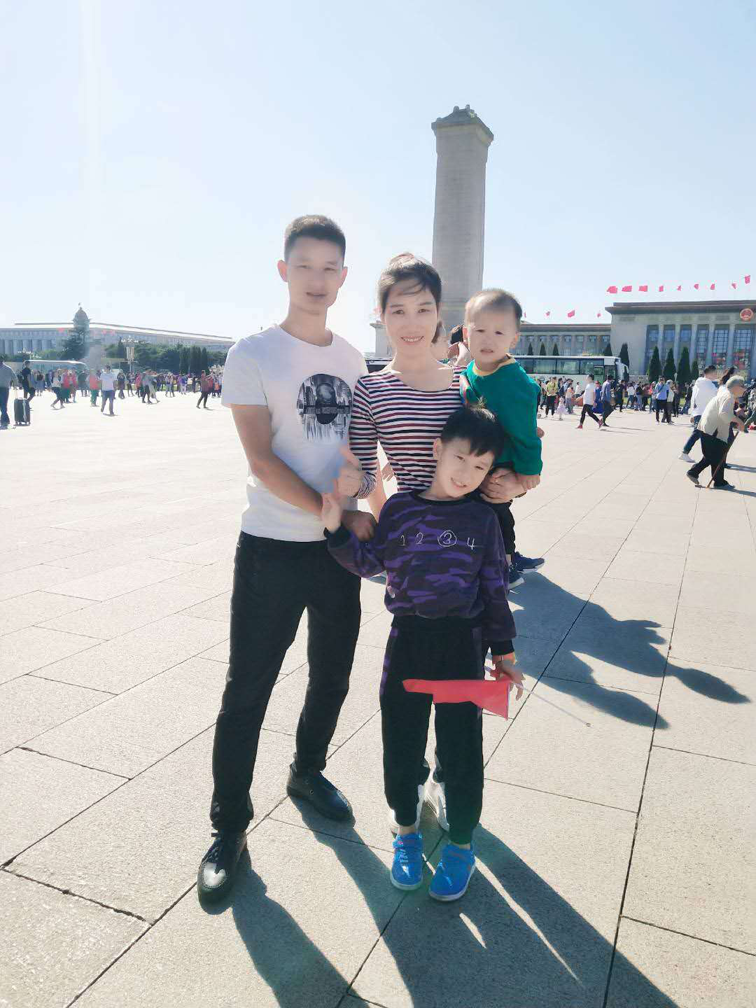 国庆假期，凿石小学的孩子爱上与国旗合影