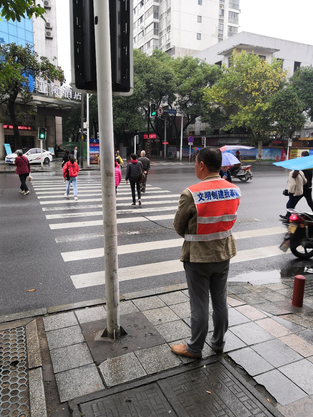 区发改局全体机关干部积极参与志愿服务活动