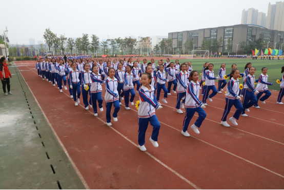 展学子英姿 亮栗雨风采