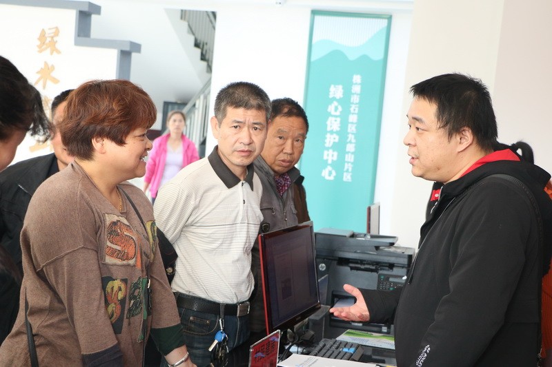 市国土资源局开展“行政审批进乡村、送证上门”活动