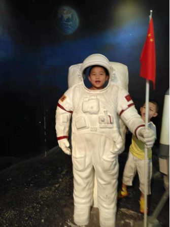 国庆假期，凿石小学的孩子爱上与国旗合影