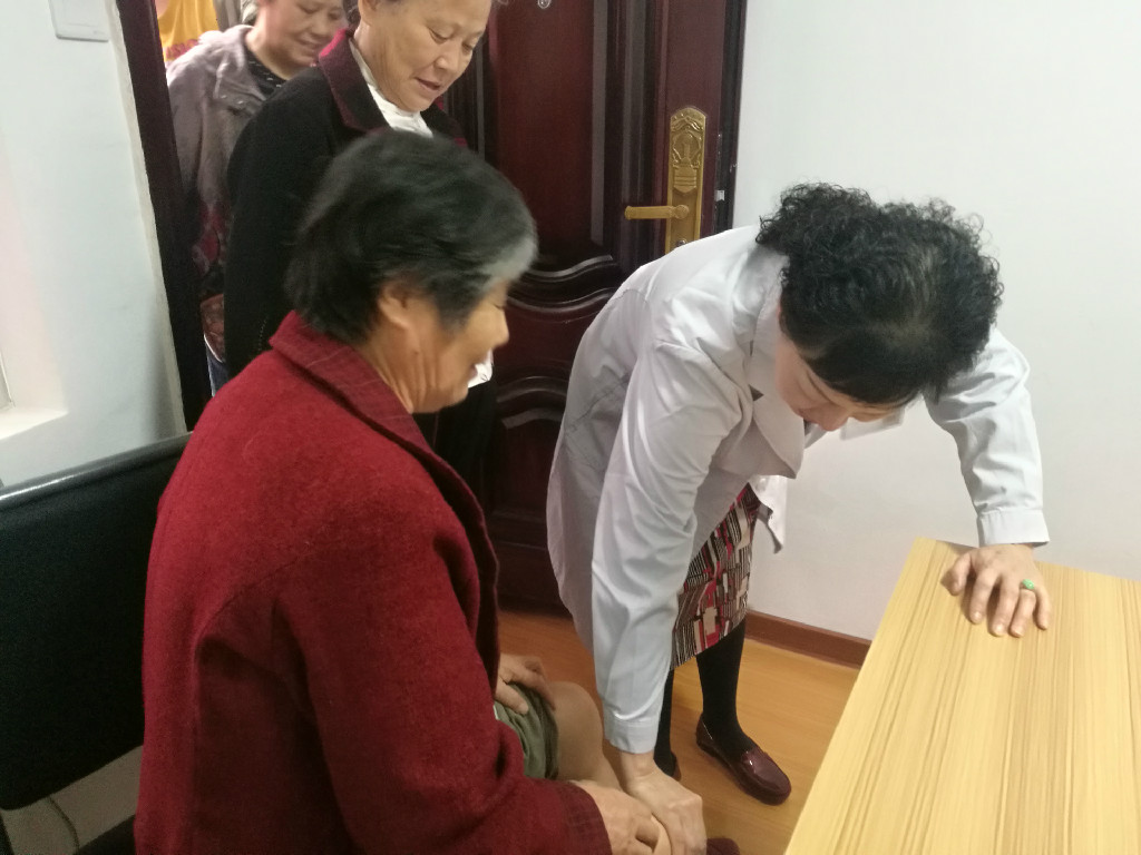 芦淞区总工会党支部开展“情系社区 爱心送医”活动