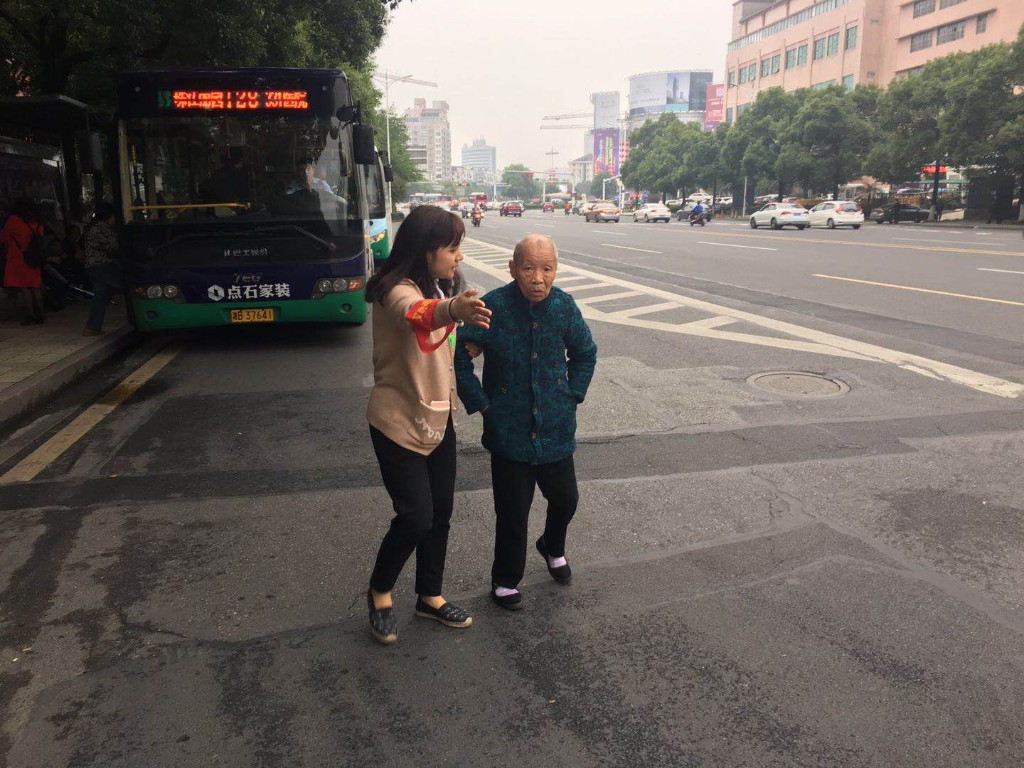 我局组织开展文明劝导志愿服务