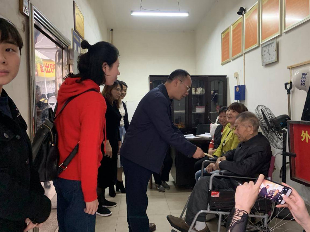 区教育局局长朱金辉一行走访慰问退休老教师