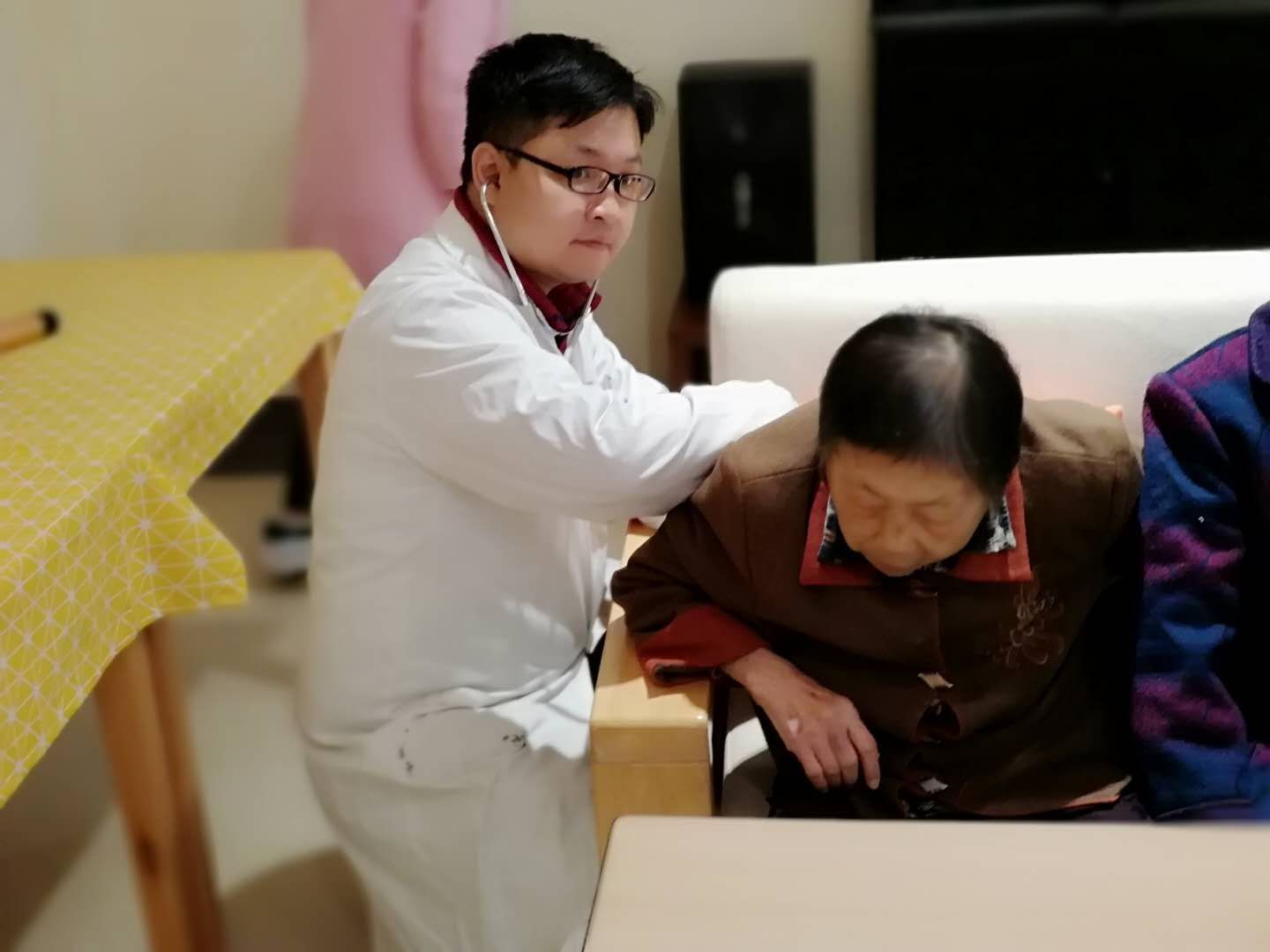 建宁街道社区卫生服务中心"爱心汇聚  共庆重阳节"