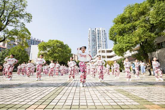 秋季运动会来袭 天元区各学校入场式变“创意秀”