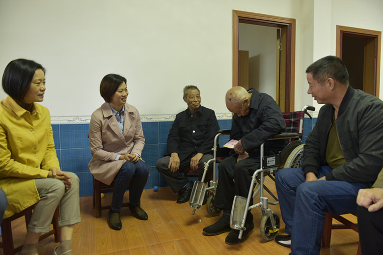 区领导重阳节走访慰问百岁老人、特困老人