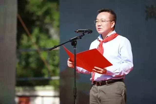 争做新时代好队员，集结在星星火炬旗帜下