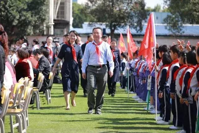 争做新时代好队员，集结在星星火炬旗帜下