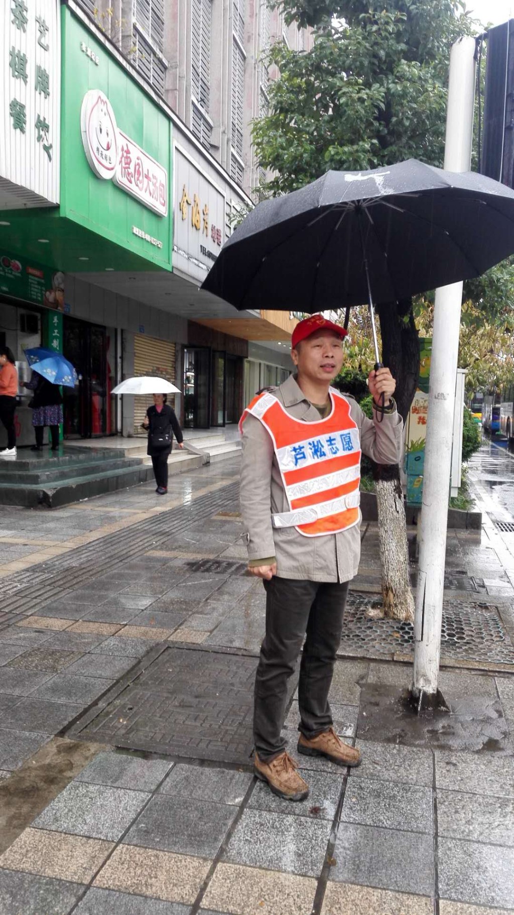 区发改局全体机关干部积极参与志愿服务活动