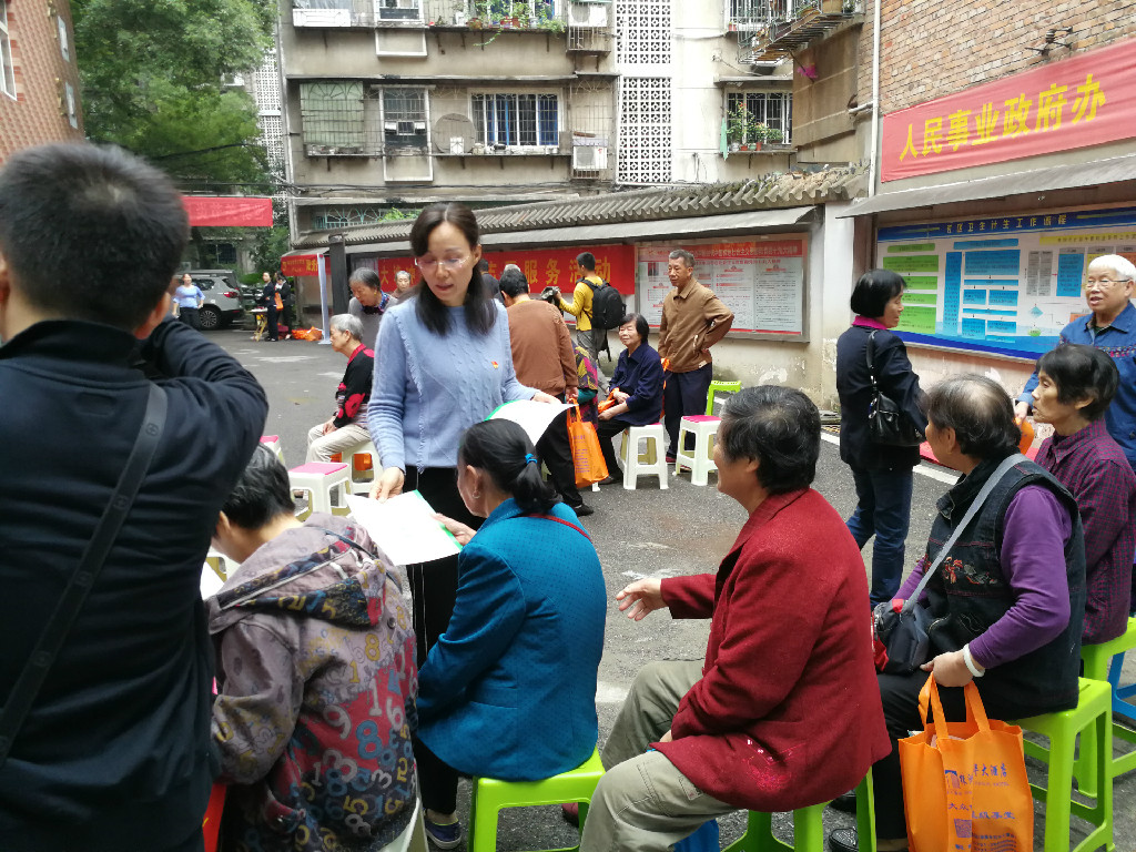 芦淞区总工会党支部开展“情系社区 爱心送医”活动