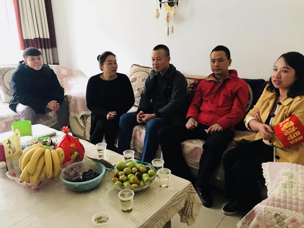 龙泉街道慰问因公殉职警务人员家属
