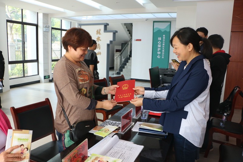 市国土资源局开展“行政审批进乡村、送证上门”活动
