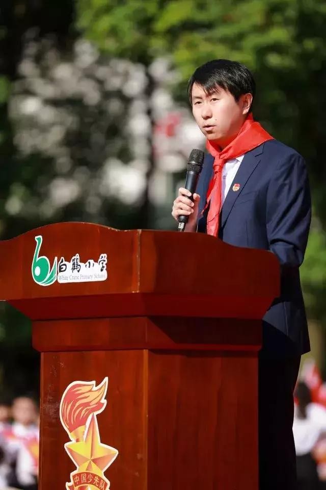 争做新时代好队员，集结在星星火炬旗帜下