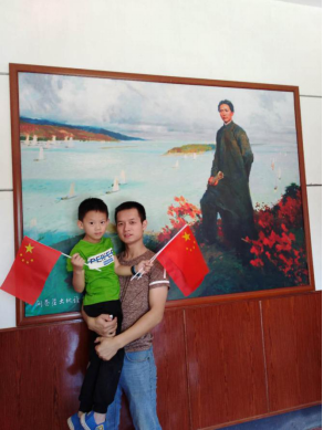 国庆假期，凿石小学的孩子爱上与国旗合影