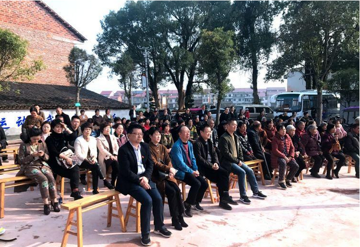 县文体广新局：党员骨干进社区“门前三小”送文化
