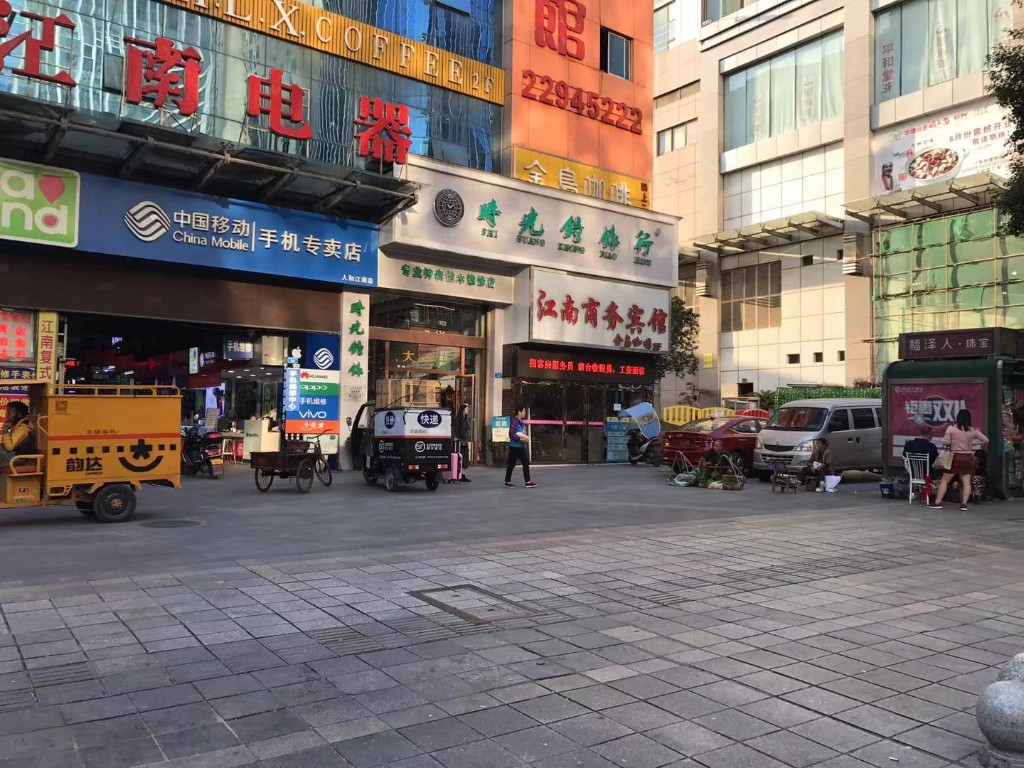 区城建局“厕所革命”在行动