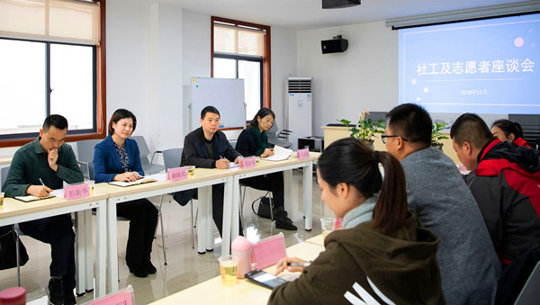 赖晓智主持召开三社联动座谈会