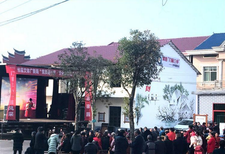 县文体广新局：党员骨干进社区“门前三小”送文化