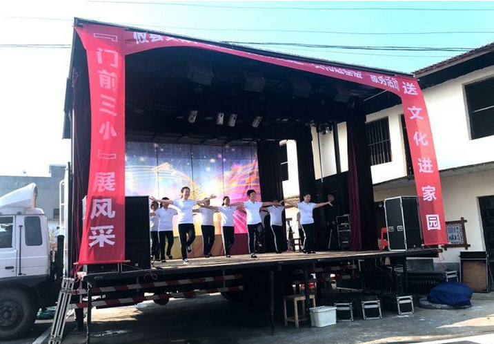 县文体广新局：党员骨干进社区“门前三小”送文化