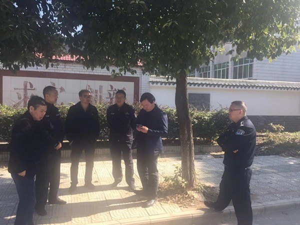 交警大队彭傅纲同志现场办公 研究解决校园周边交通安全隐患治理工作