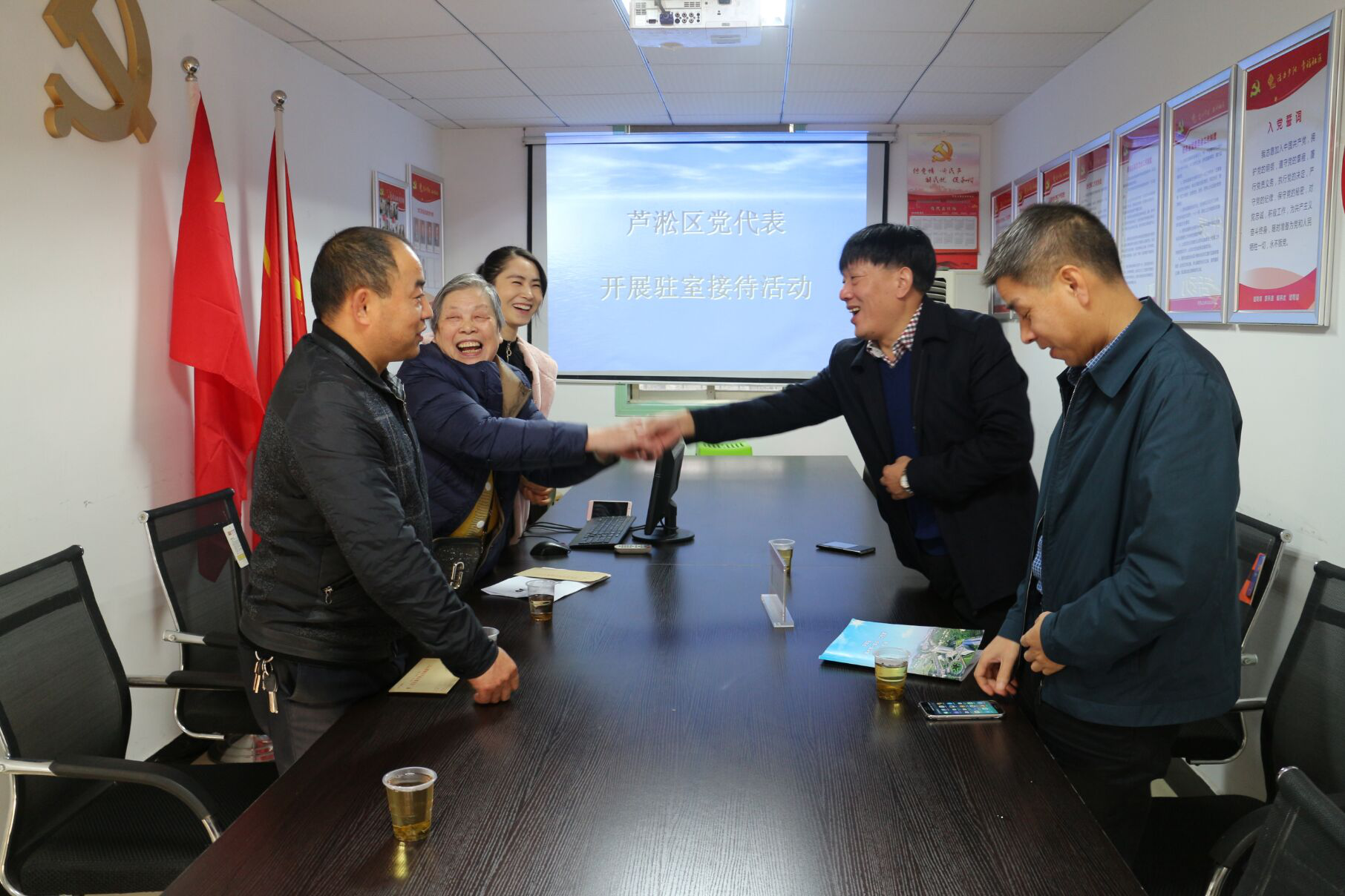 区政协主席陈光国到大园社区慰问党员并指导社区工作