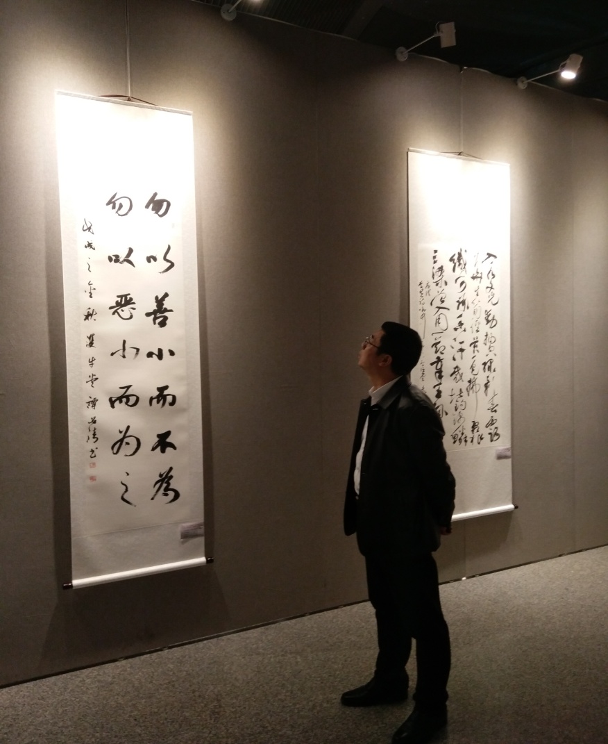 市信访局机关干部职工参观第二届"清风株洲"廉洁文化创作活动书画作品展