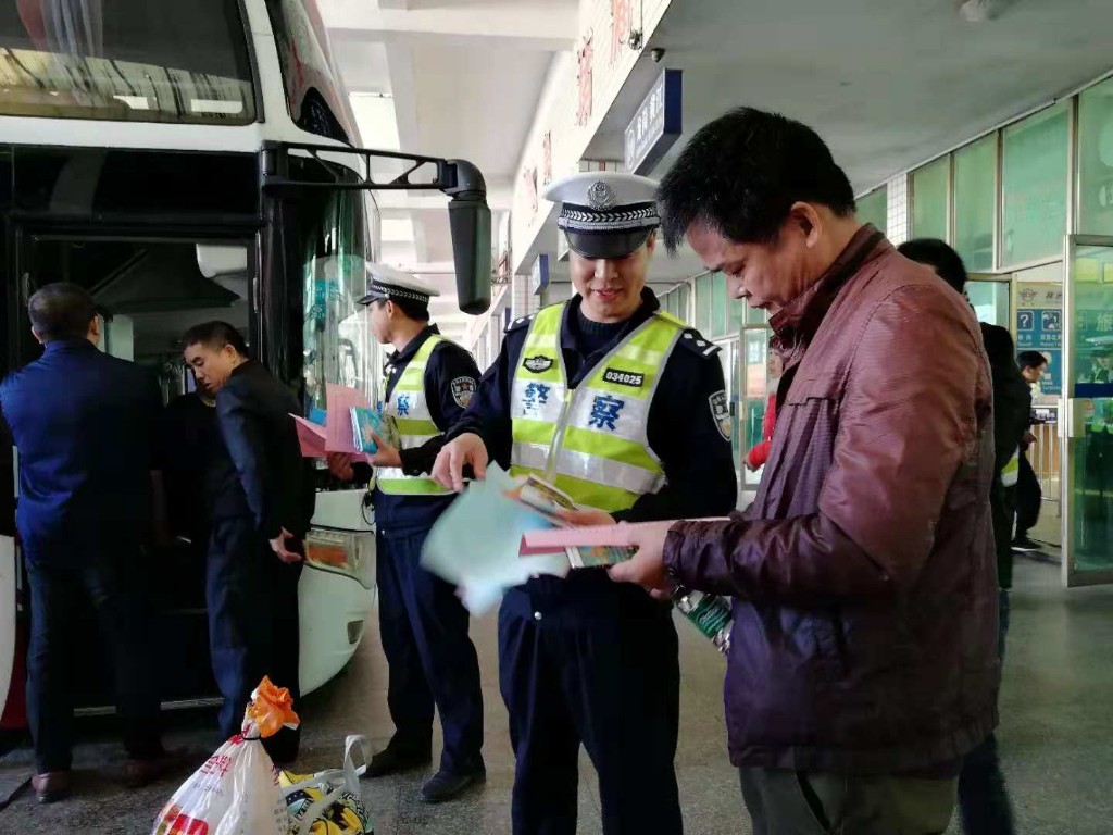 攸县交警多种形式预热122“全国交通安全日”