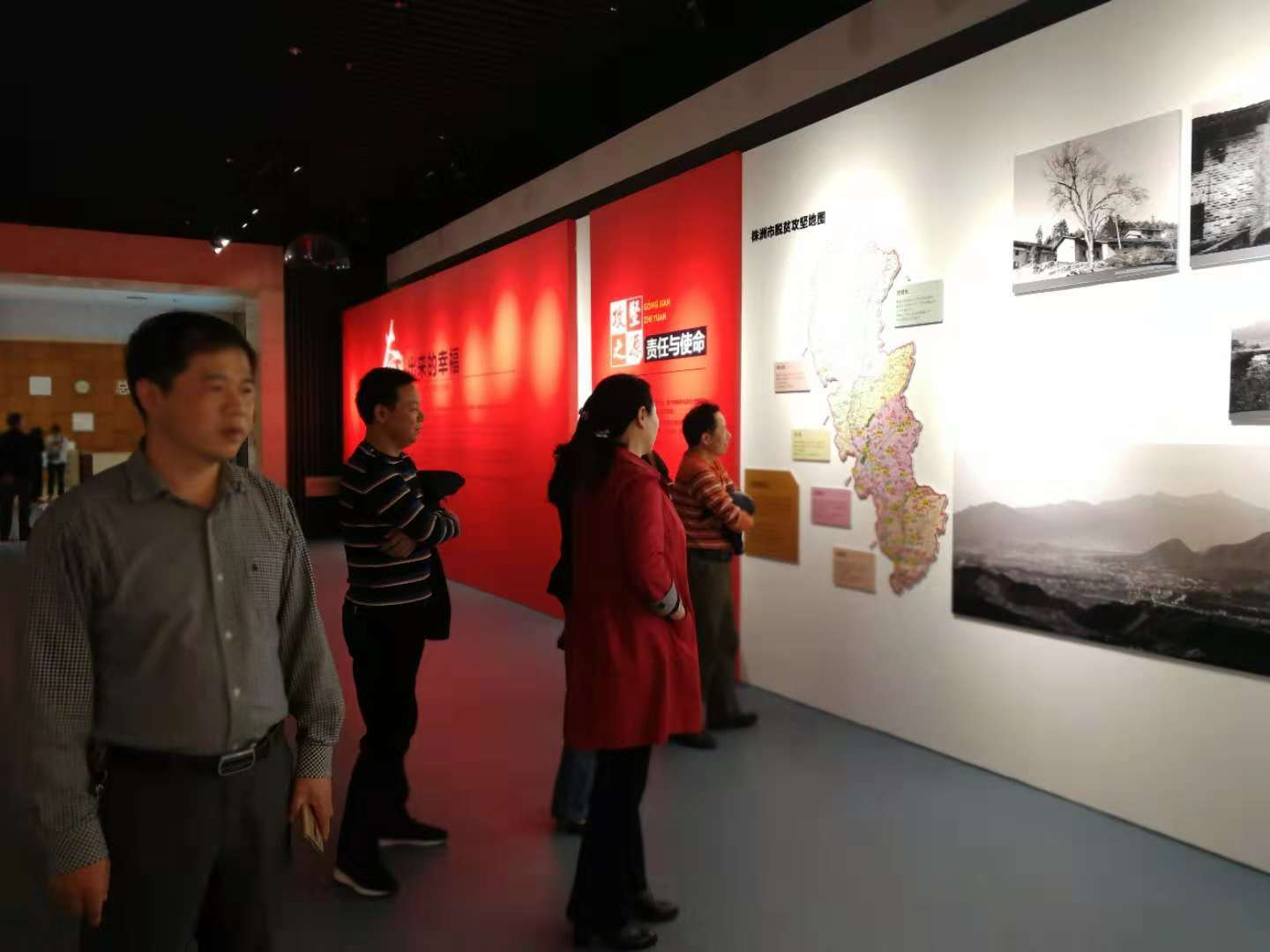 市财政局机关第六党支部开展参观《脱贫攻坚工作成果》画展的主题党日活动