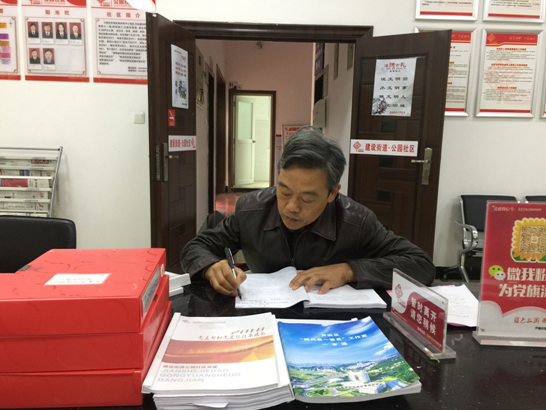 区人大常委会副主任尹自力到公园社区驻室指导基层党建调研核实“四个一”工作