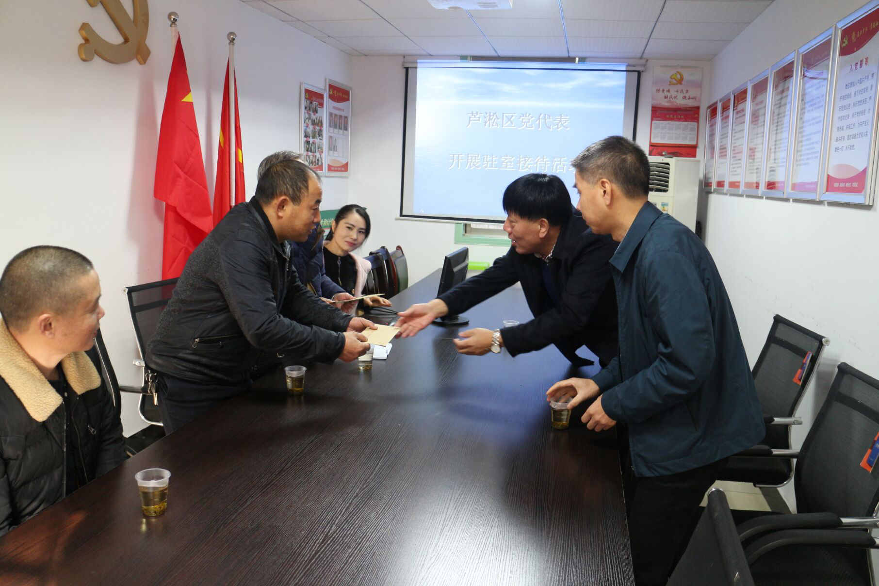区政协主席陈光国到大园社区慰问党员并指导社区工作
