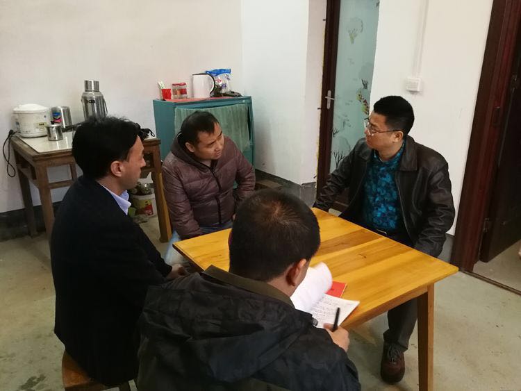 彭小中到炎陵县垄溪乡三口龙村指导脱贫攻坚和驻村帮扶工作