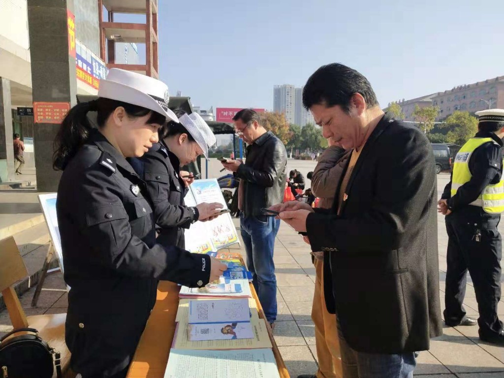 攸县交警多种形式预热122“全国交通安全日”
