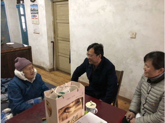 市党代表姚献其到公园社区开展驻室接待活动