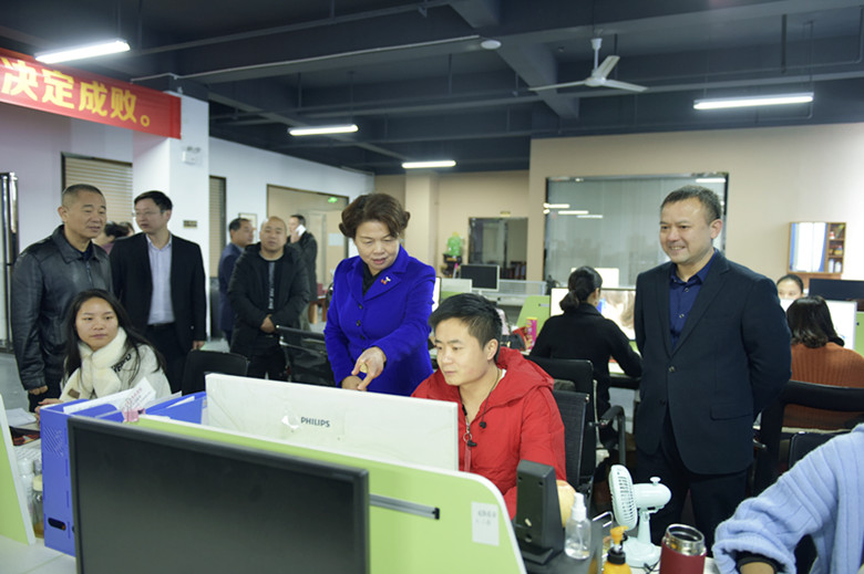 市委常委、政法委书记杨玉芳来我区调研电商服饰产业