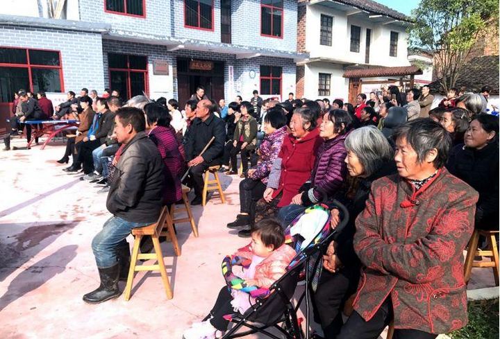 县文体广新局：党员骨干进社区“门前三小”送文化